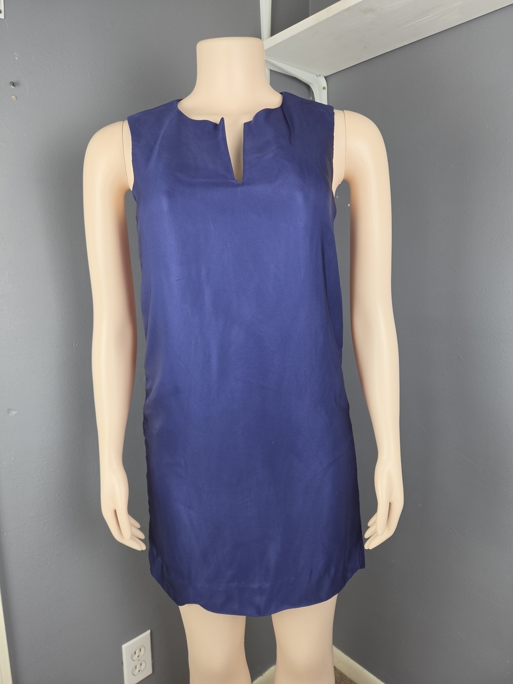 kate spade white label with gold logo on navy fabric